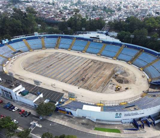 El área del estadio Doroteo Guamuch Flores donde debe estar la grama y la pista se encuentran, hoy en día, cubiertos de tierra. La finalización de los trabajos no se ve cerca. Foto: La Hora