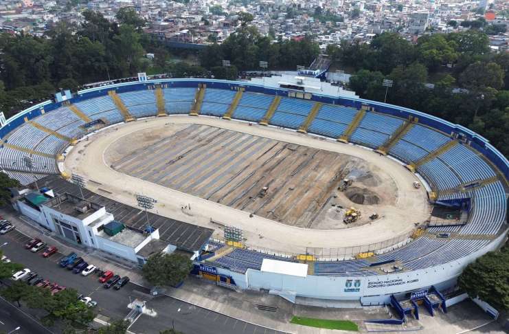 El área del estadio Doroteo Guamuch Flores donde debe estar la grama y la pista se encuentran, hoy en día, cubiertos de tierra. La finalización de los trabajos no se ve cerca. Foto: La Hora