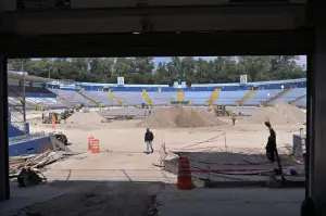 Nadie responde por la constructora que no ha cumplido con cambiar pista y grama del estadio Doroteo Guamuch Flores