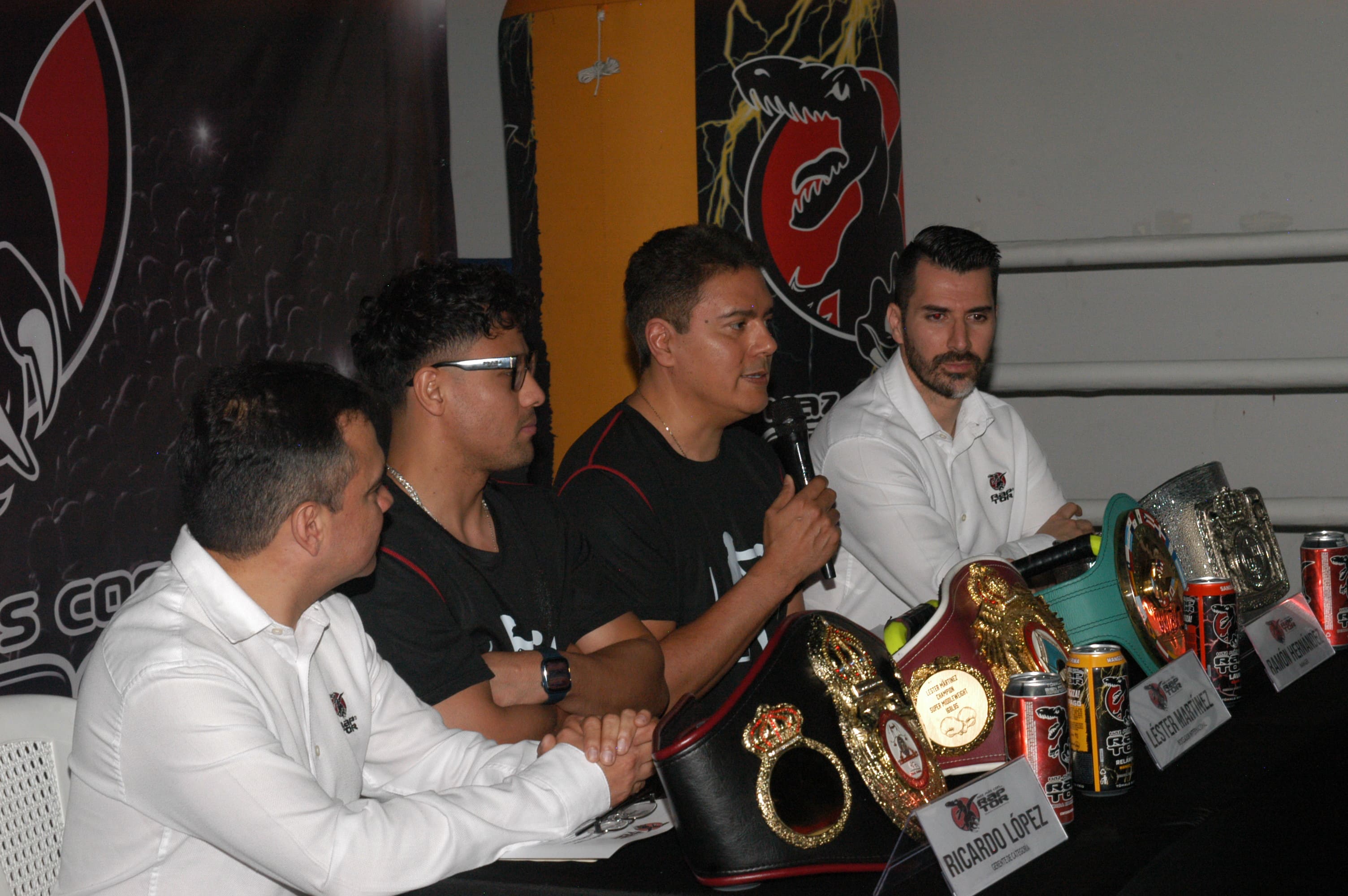 Representantes de Raptor junto a Lester Martínez y su representante. Foto: Cortesía Raptor.