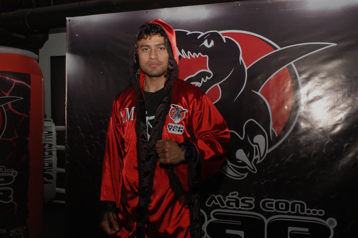 Lester Martínez, boxeador internacional guatemalteco, durante el anuncio del patrocinio con Raptor. Foto: Cortesía Raptor.