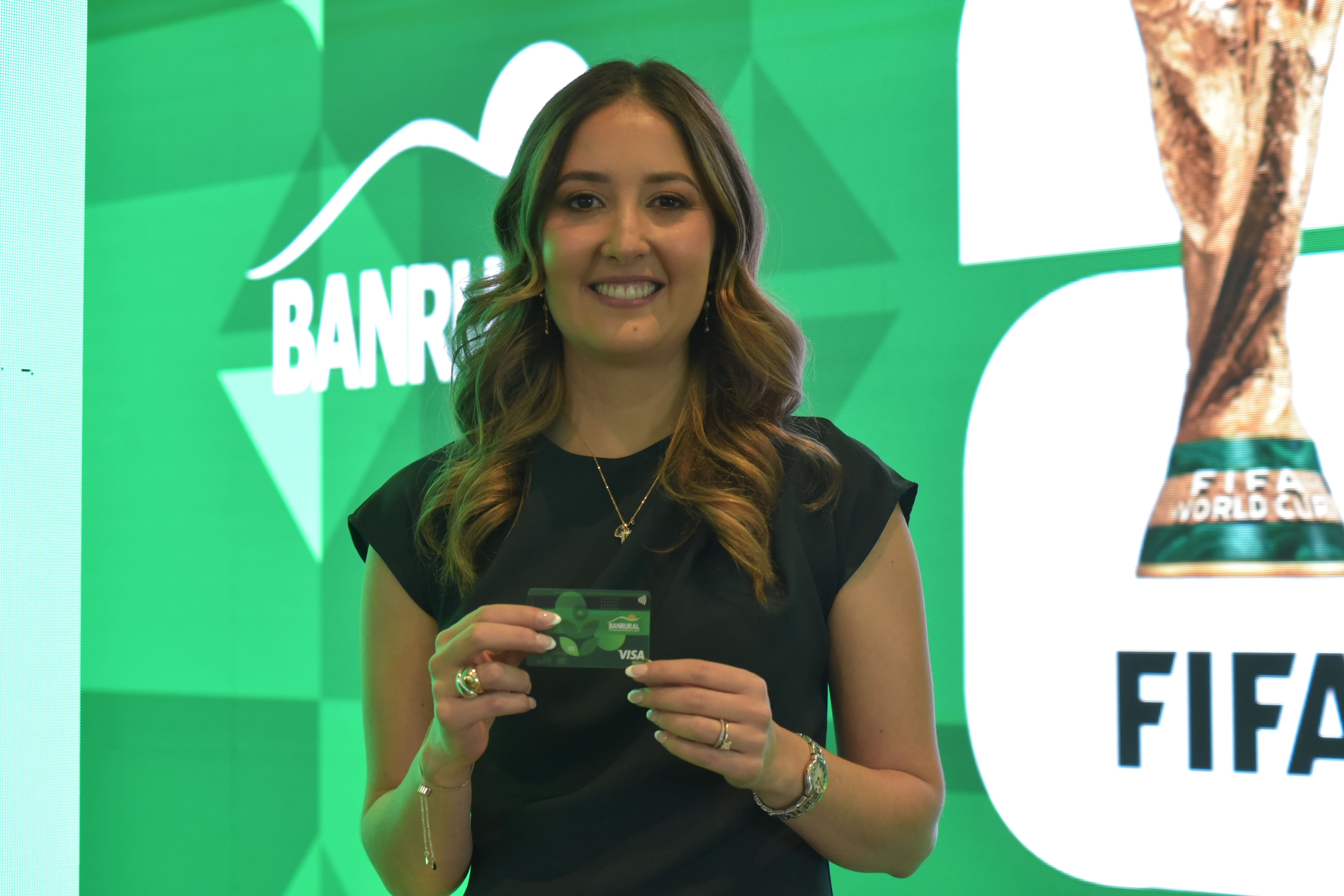 Mónica Aldana, gerente de mercadeo de tarjetas de crédito de Banrural, presentando una tarjeta Visa de Banrural. Foto: La Hora /José Orozco.