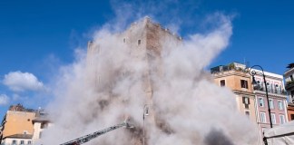 La Torre Dei Conti sufrió un derrumbe parcial en trabajos de restauración.