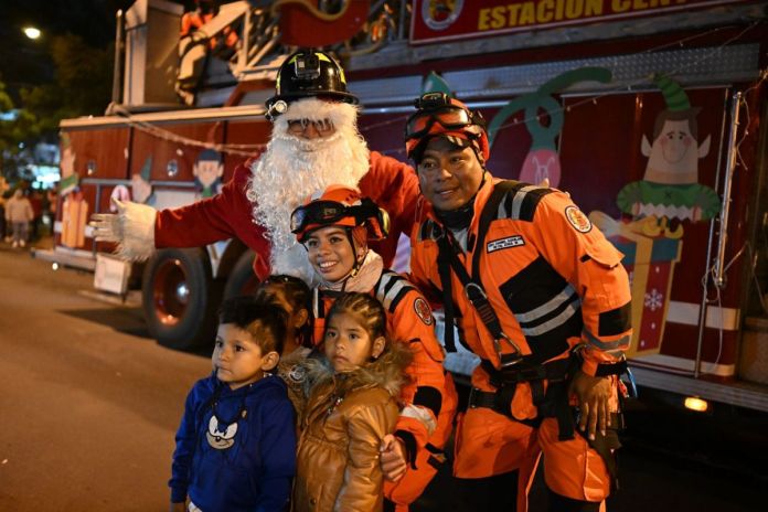 Desfile navideno de los bomberos voluntarios Guardianes de la Navidad Desfile navideño de los Bomberos Voluntarios