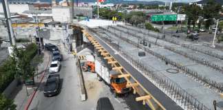 Trabajos en paso a desnivel de la Calzada Roosevelt. Foto La Hora: CIV.