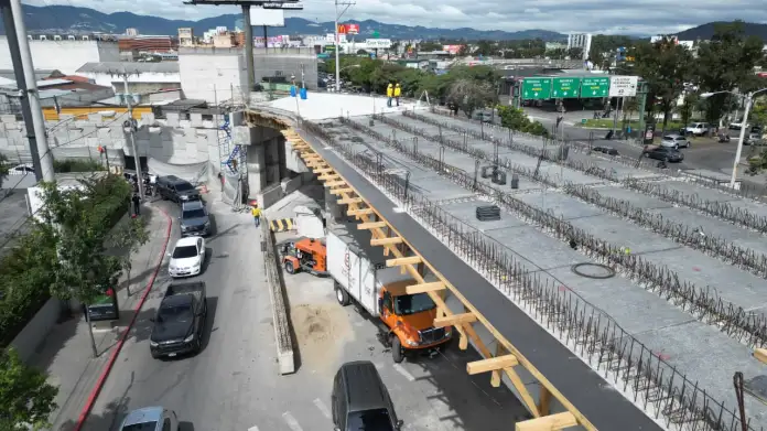 Desnivel Trabajos en paso a desnivel de la Calzada Roosevelt. Foto La Hora: CIV.