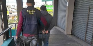 El detenido portaba un gafete con el que fingía ser notificador de la Fiscalía contra el Lavado de Dinero u Otros Activos del MP. Foto La Hora: MP