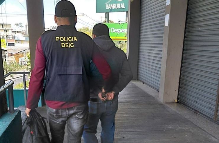 El detenido portaba un gafete con el que fingía ser notificador de la Fiscalía contra el Lavado de Dinero u Otros Activos del MP. Foto La Hora: MP