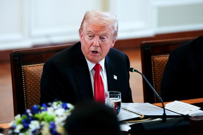 El presidente de Estados Unidos Donald Trump, exigió este viernes al Senado que se mantenga en sesión hasta llegar a un acuerdo para abrir el Gobierno federal.