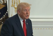 EFE: Trump llama «estúpida» a reportera por preguntarle por qué culpa a Biden del tiroteo en DC El presidente estadounidense, Donald Trump, llamó este jueves "estúpida" a una reportera.
