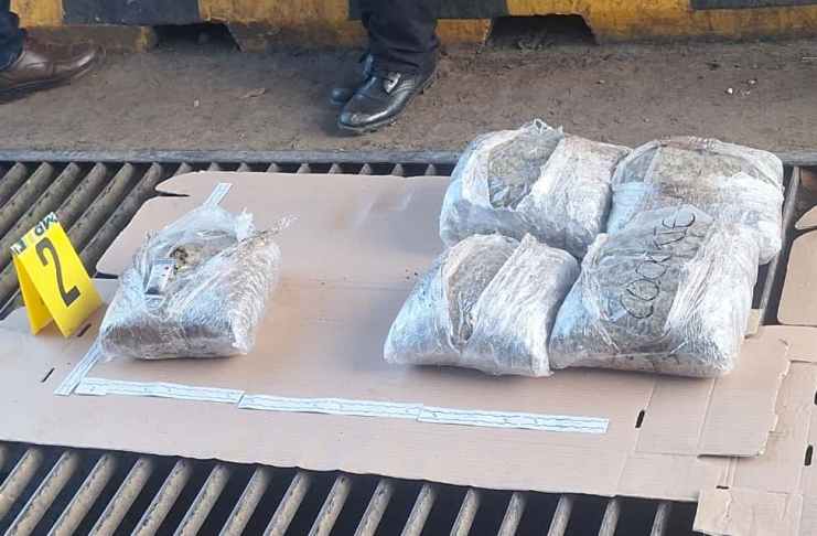 Pasajera fue detenida en Retalhuleu . Foto La Hora: PNC.