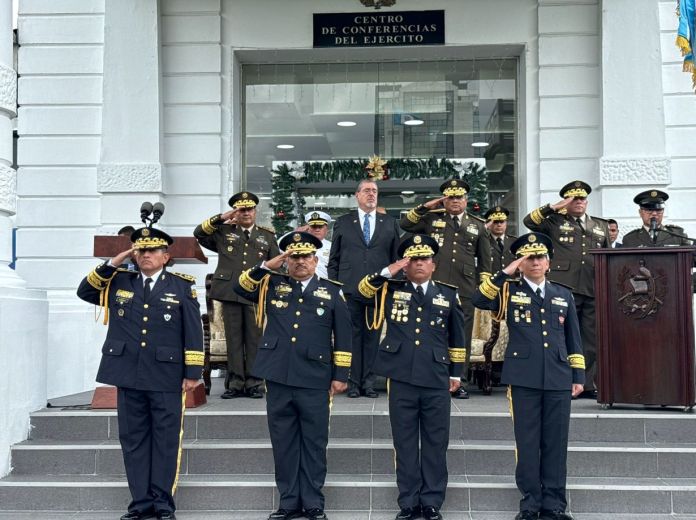 En el Ministerio de la Defensa se celebró el ascenso e imposición de insignias a los Oficiales que se hicieron acreedores al grado de General de Brigada. Foto La Hora: Ejército de Guatemala