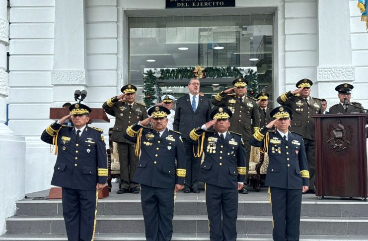 En el Ministerio de la Defensa se celebró el ascenso e imposición de insignias a los Oficiales que se hicieron acreedores al grado de General de Brigada. Foto La Hora: Ejército de Guatemala