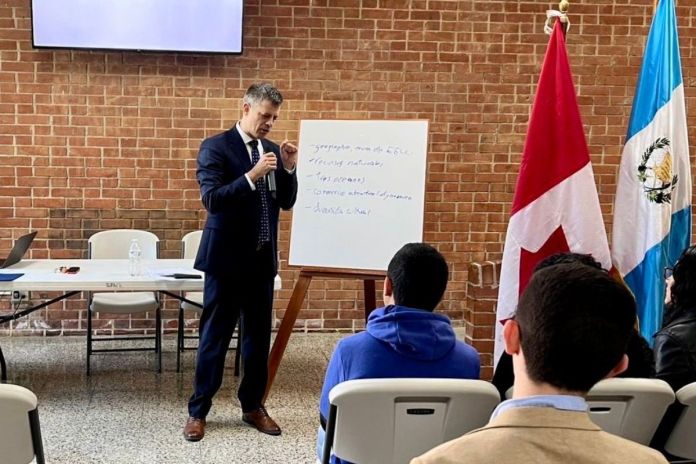 Embajador de Canada en Guatemala Embajador de Canadá en Guatemala duarante un consversatorio. Foto La Hora: Redes Sociales