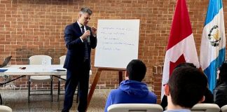 Embajador de Canadá en Guatemala duarante un consversatorio. Foto La Hora: Redes Sociales