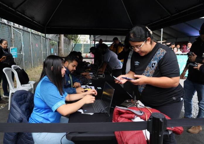 Los guatemaltecos iniciaron a primera hora de este martes para la compra de sus entradas. Foto La Hora: Daniel Ramírez