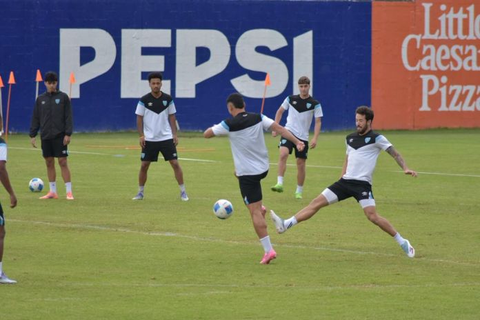 Aaron Herrera (der.) intenta quitarle el balón a un compañero durante el entreno en el Centro de Alto Rendimiento. Foto La Hora. José Orozco.