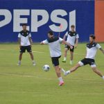 Aaron Herrera (der.) intenta quitarle el balón a un compañero durante el entreno en el Centro de Alto Rendimiento. Foto La Hora. José Orozco.