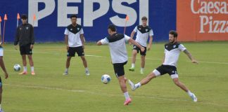 Aaron Herrera (der.) intenta quitarle el balón a un compañero durante el entreno en el Centro de Alto Rendimiento. Foto La Hora. José Orozco.