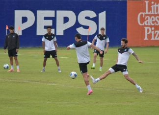 Aaron Herrera (der.) intenta quitarle el balón a un compañero durante el entreno en el Centro de Alto Rendimiento. Foto La Hora. José Orozco.