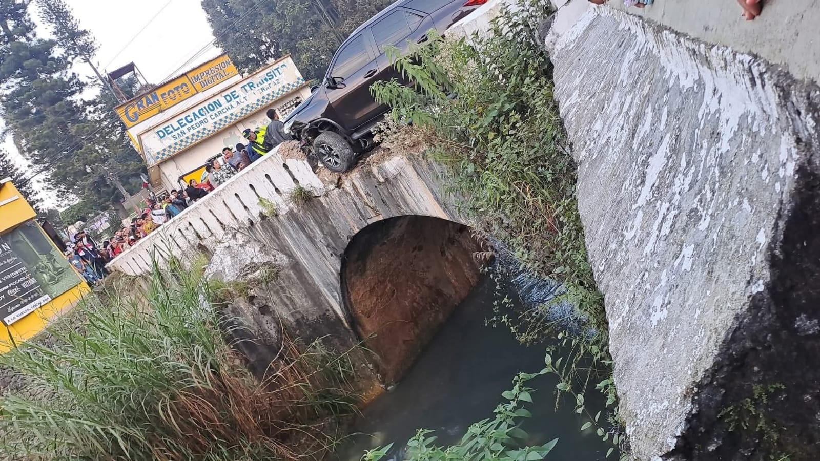 Video: así fue el rescate de motorista que cayó al río Guay tras colisionar con un automóvil