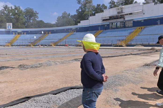 Uno de los ingenieros a cargo de la obra que no supo responder cÃ³mo marcha el proceso de adquisiciÃ³n e importaciÃ³n de cÃ©sped y pista sintÃ©tica para el Estadio Doroteo Guamuch Flores. Foto La Hora: Fabricio Alonzo