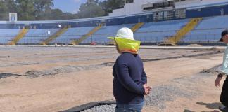 Uno de los ingenieros a cargo de la obra que no supo responder cómo marcha el proceso de adquisición e importación de césped y pista sintética para el Estadio Doroteo Guamuch Flores. Foto La Hora: Fabricio Alonzo