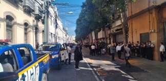 Expatrulleros manifiestan afuera del Congreso, durante el martes donde se espera sea escogido el primer secretario de la Junta Directiva. Foto La Hora: Joel Maldonado