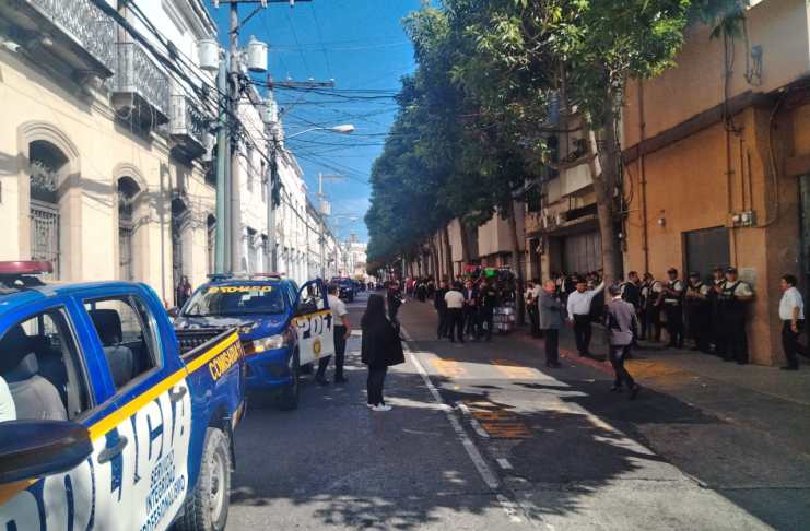 Expatrulleros manifiestan afuera del Congreso, durante el martes donde se espera sea escogido el primer secretario de la Junta Directiva. Foto La Hora: Joel Maldonado