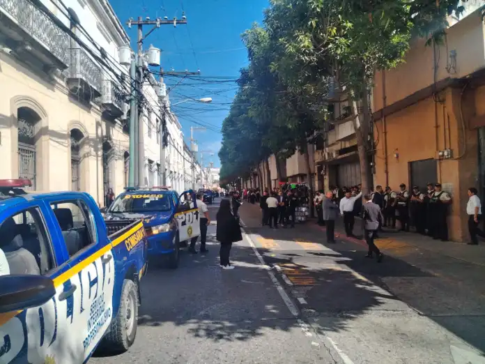 Expatrullleros en noviembre Expatrulleros manifiestan afuera del Congreso, durante el martes donde se espera sea escogido el primer secretario de la Junta Directiva. Foto La Hora: Joel Maldonado