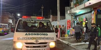 La explosión del supuesto artefacto explosivo dejó una mujer herida y daños en la tienda. Foto La Hora: Asonbomd