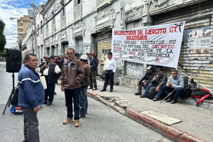 Exveteranos frente al Congreso de la República. Foto La Hora: José Orozco