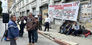 Exveteranos frente al Congreso de la República. Foto La Hora: José Orozco