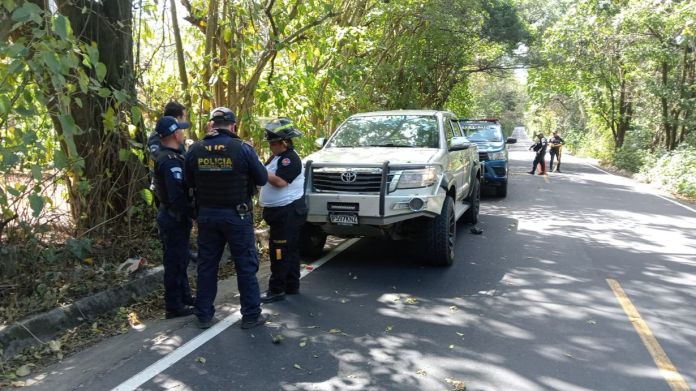 En el interior del picop de reciente modelo fue encontrado fallecido un hombre de aproximadamente 35 años. Foto La Hora: Bomberos Voluntarios