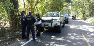 En el interior del picop de reciente modelo fue encontrado fallecido un hombre de aproximadamente 35 años. Foto La Hora: Bomberos Voluntarios