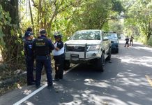 Hombre fallece en ataque armado dentro de un picop en Villa Canales En el interior del picop de reciente modelo fue encontrado fallecido un hombre de aproximadamente 35 años. Foto La Hora: Bomberos Voluntarios