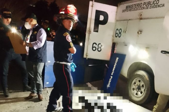 Los Bomberos Municipales Departamentales informaron sobre el hallazgo de la persona fallecida en la ruta al Atlántico. Foto La Hora: ASONBOMD