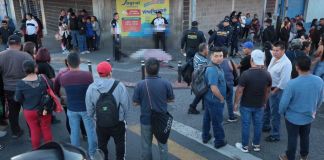 El hecho de violencia ocurrió en la esquina de un inmueble de la colonia La Reformita, zona 12. Foto La Hora: Bomberos Voluntarios