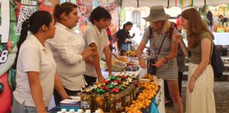 La XIII edición del Festival del Níspero reunió este fin de semana a cientos de guatemaltecos y extranjeros. Foto La Hora: Carlos Vicente.
