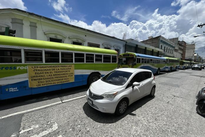 El Congreso de la República destinó Q35 millones al Ministerio de Desarrollo para el pago a transportistas por el servicio a adultos mayores. Foto La Hora: José Orozco