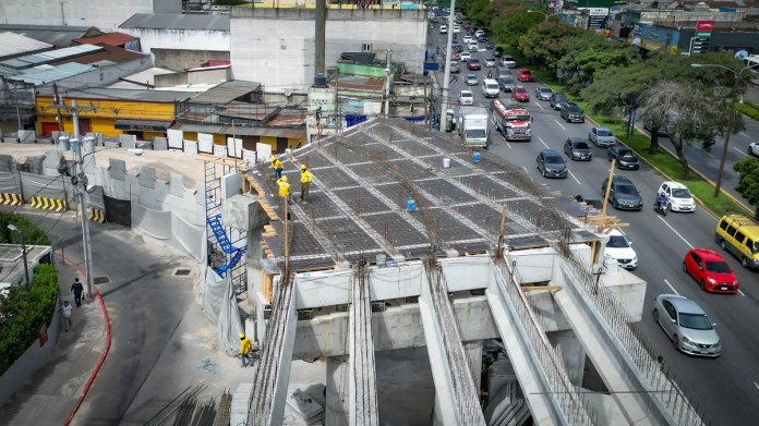 Trabajos en paso a desnivel de la Calzada Roosevelt continúan con fundición de lozas y planchas de concreto.