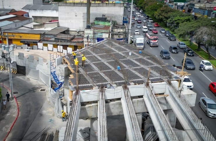 Trabajos en paso a desnivel de la Calzada Roosevelt continúan con fundición de lozas y planchas de concreto.