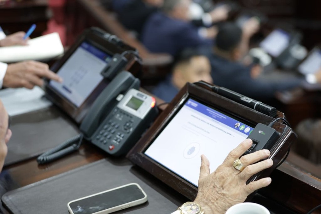 Las computadoras serán asignadas a los curules de los diputados. Foto La Hora: Congreso 