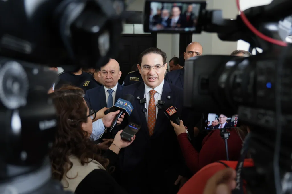 El ministro de Gobernación, Marco Antonio Villeda, reconoció que el cierre de gobierno de EE. UU. provocó retrasos en el arribo del FBI a Guatemala. Foto La Hora: Mingob