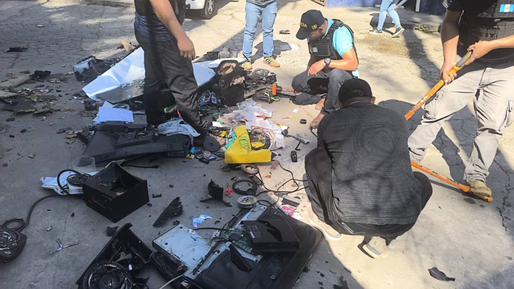 Cerca de cien agentes de PNC y 35 peritos del MP participaron en el operativo. Foto La Hora: MP