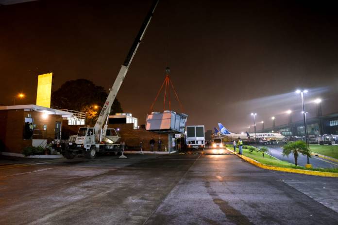 La torre de enfriamiento fue instalada en horas de la mañana de este miércoles. Foto La Hora: DGAC