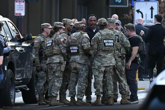 Elementos de la Guardia Nacional de EE.UU. reunidos en el lugar del hecho armado. Foto La Hora: Washington Post 