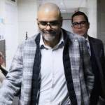 Ex viceministro de hospitales, Gerardo Hernández, salió corriendo del Juzgado Décimo Penal luego que el juez Víctor Cruz no le cambiara el delito como ordenó la CC. Foto La Hora: Daniel Ramírez
