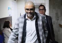 Ex viceministro de hospitales, Gerardo Hernández, salió corriendo del Juzgado Décimo Penal luego que el juez Víctor Cruz no le cambiara el delito como ordenó la CC. Foto La Hora: Daniel Ramírez