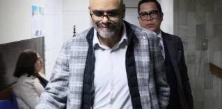 Ex viceministro de hospitales, Gerardo Hernández, salió corriendo del Juzgado Décimo Penal luego que el juez Víctor Cruz no le cambiara el delito como ordenó la CC. Foto La Hora: Daniel Ramírez